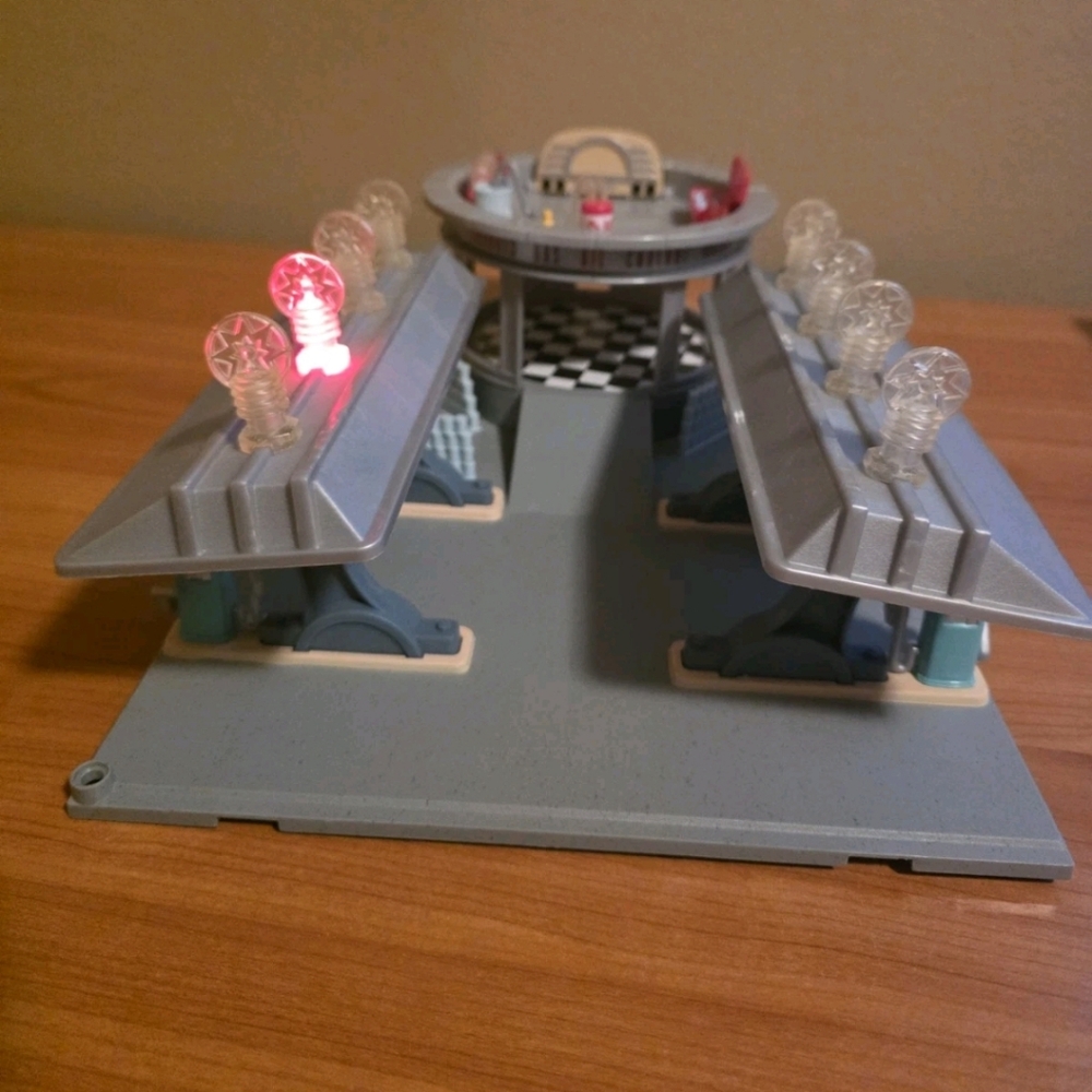 Disney Pixar CARS FLO'S V8 CAFE & GAS STATION Playset INCOMPLETE